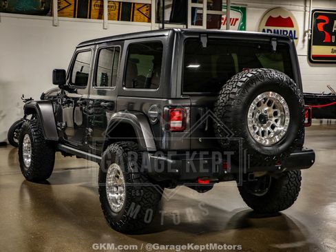 Used 2018 Jeep Wrangler Unlimited Sahara AWD/4WD image 7