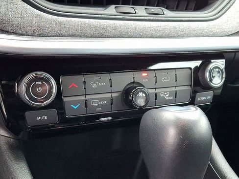 Used 2024 Jeep Compass Latitude image 15