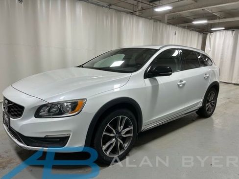 Used 2018 Volvo V60 T5 Cross Country w/ Convenience Package image 1