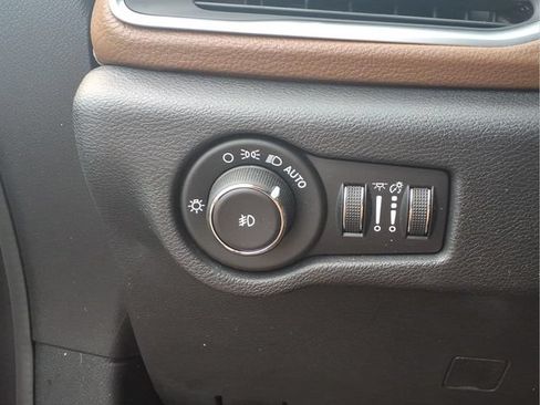 Used 2019 Chrysler Pacifica Limited w/ Advanced Safetytec Group FWD image 15