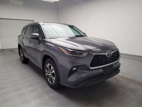 Used 2021 Toyota Highlander XLE AWD/4WD image 13