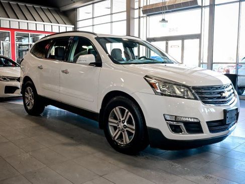Used 2017 Chevrolet Traverse LT image 3