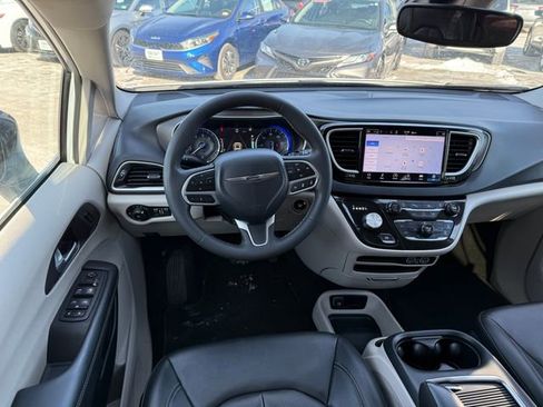 Used 2024 Chrysler Pacifica Touring-L image 6