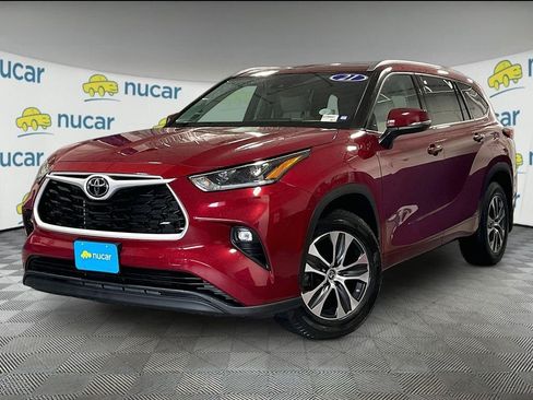 Used 2021 Toyota Highlander XLE AWD/4WD image 3