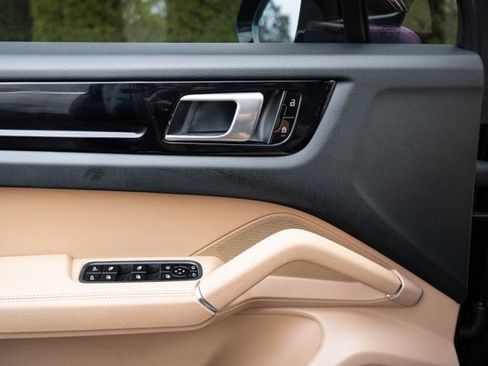 Used 2021 Porsche Cayenne Base image 24