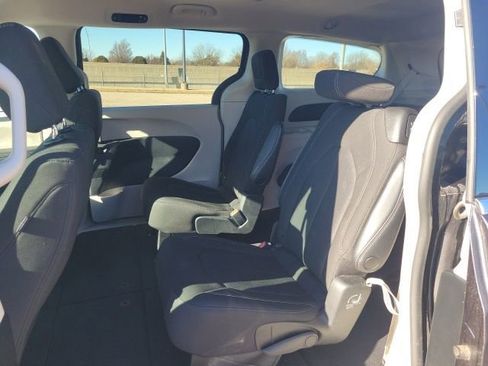Used 2023 Chrysler Voyager LX image 18