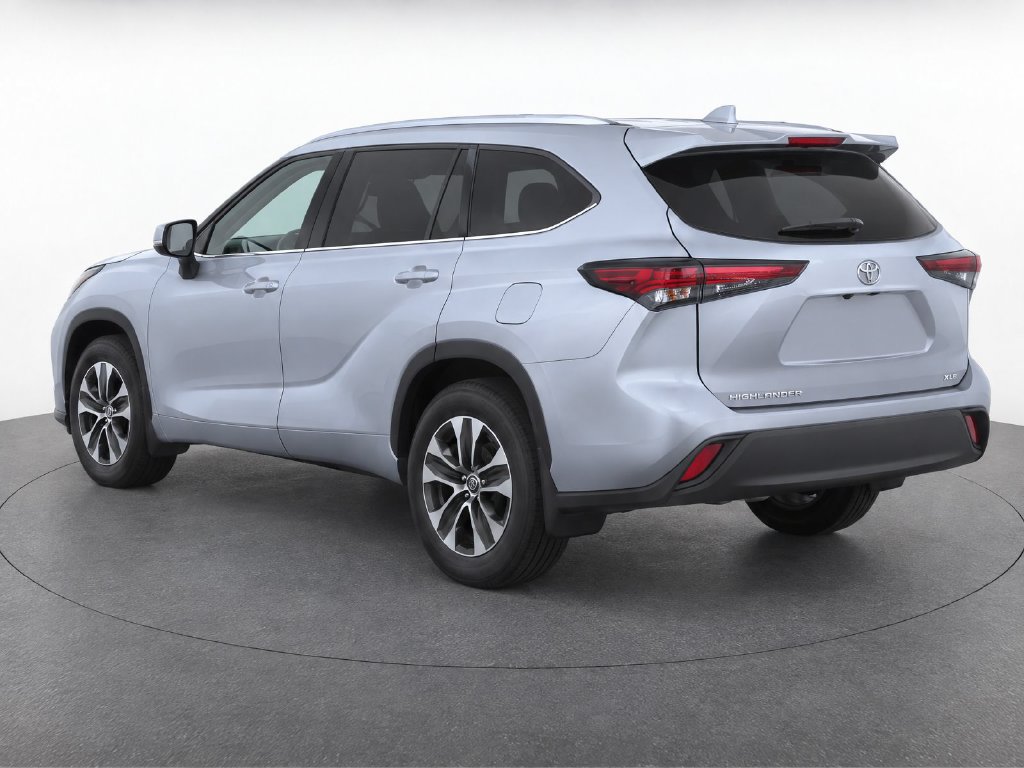 Used 2024 Toyota Highlander XLE FWD image 4
