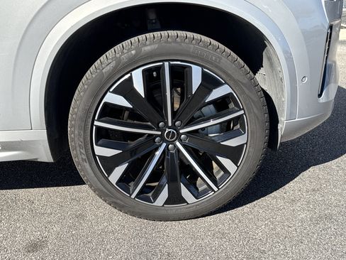 Used 2025 Volvo XC90 B6 Plus image 13