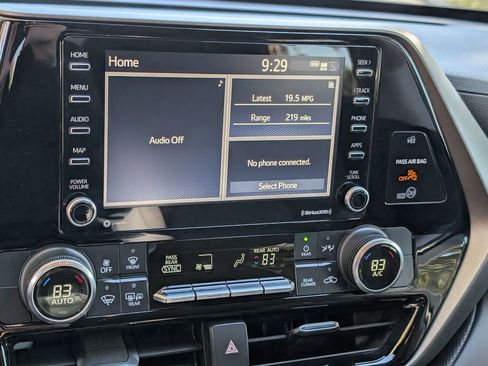 Used 2020 Toyota Highlander L image 22