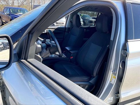 Used 2023 Ford Explorer XLT AWD/4WD image 9