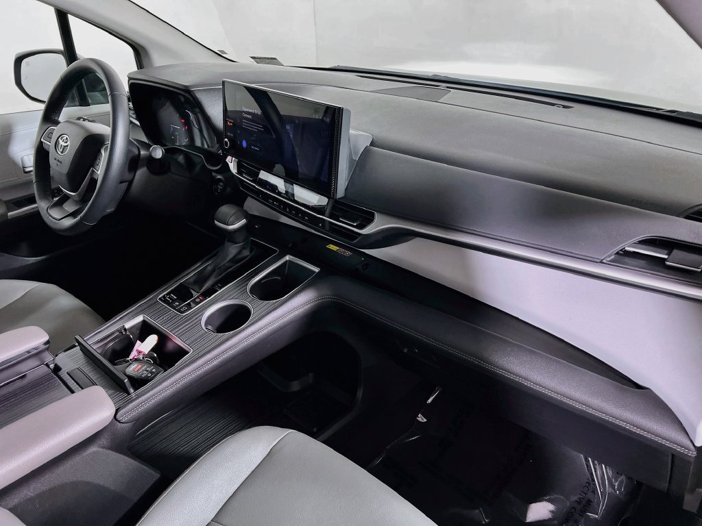 Certified 2025 Toyota Sienna XLE FWD image 26