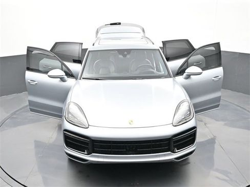 Used 2020 Porsche Cayenne Turbo image 28