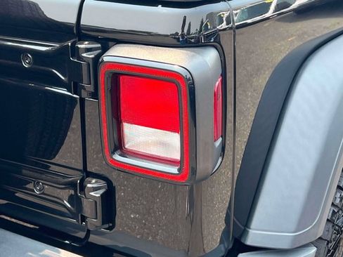 Used 2018 Jeep Wrangler Sport AWD/4WD image 10