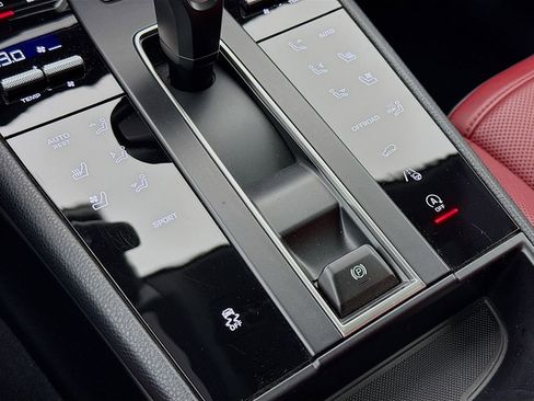 Certified 2025 Porsche Macan image 23