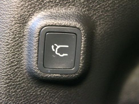 Used 2019 Jeep Cherokee Trailhawk AWD/4WD image 17
