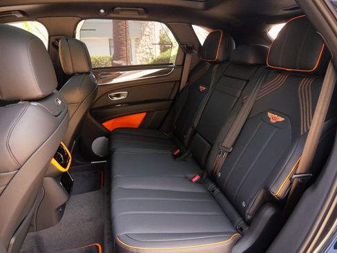 Used 2025 Bentley Bentayga AWD/4WD image 20
