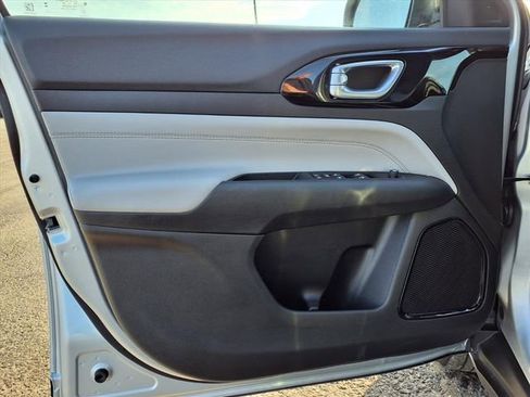 Used 2025 Jeep Compass Limited image 48