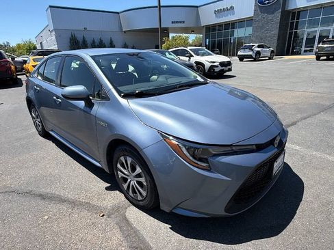 Used 2021 Toyota Corolla LE FWD image 2