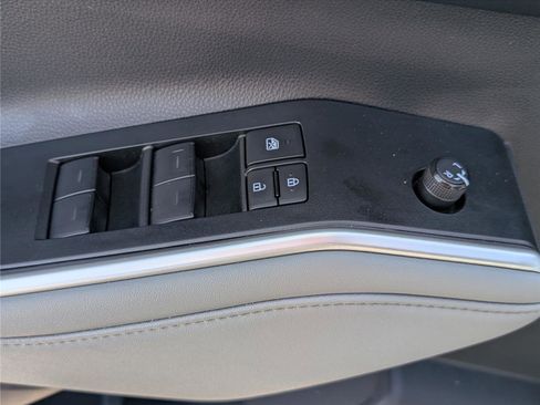 Used 2023 Toyota Highlander XLE image 21