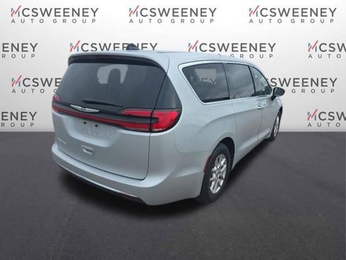 Used 2024 Chrysler Pacifica Touring-L FWD image 7