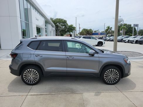 Certified 2025 Volkswagen Taos SE FWD image 4