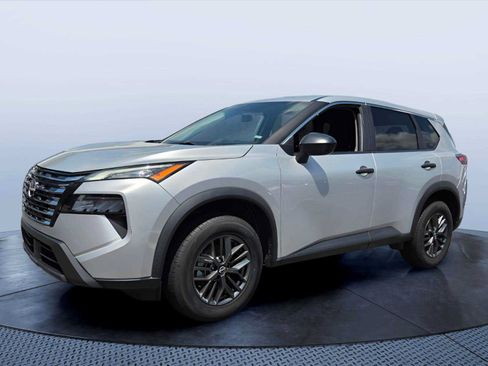 Used 2024 Nissan Rogue S FWD image 2