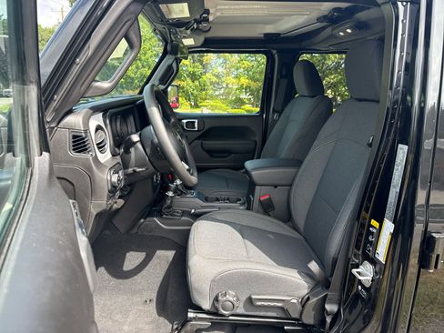 New 2025 Jeep Gladiator Sport image 10