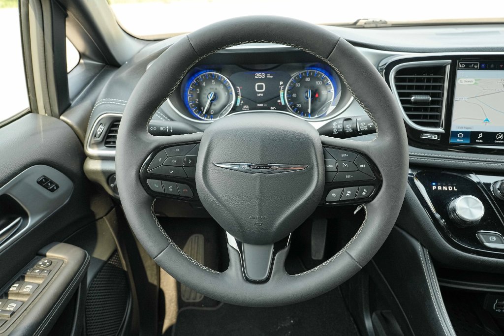 Used 2025 Chrysler Pacifica Limited FWD image 33