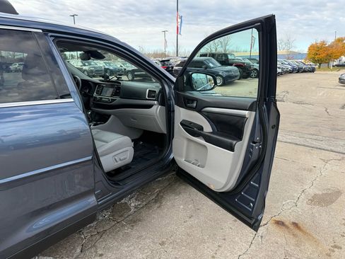 Used 2019 Toyota Highlander XLE image 24