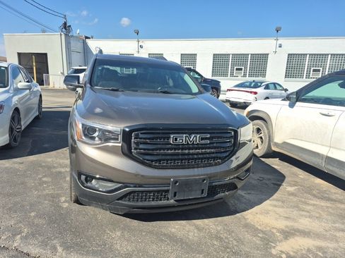 Used 2019 GMC Acadia SLT w/ Black Edition image 2