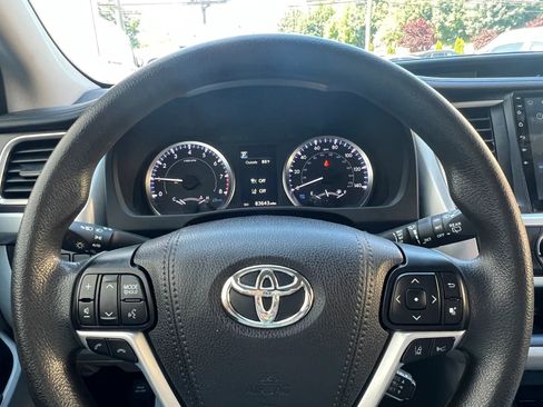 Used 2019 Toyota Highlander LE AWD/4WD image 19