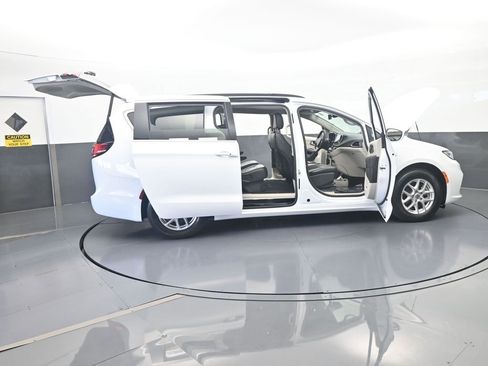 Used 2022 Chrysler Pacifica Touring-L FWD image 71