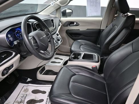 Used 2023 Chrysler Pacifica Touring-L FWD image 22