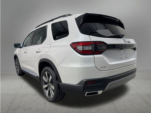 New 2025 Honda Pilot Touring image 3