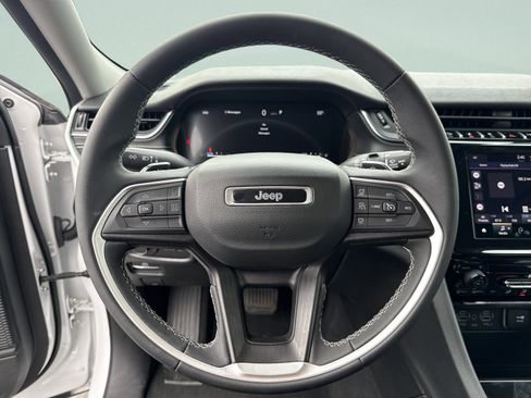 Used 2023 Jeep Grand Cherokee Laredo AWD/4WD image 9