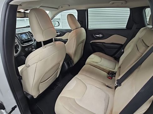 Used 2016 Jeep Cherokee Sport image 26