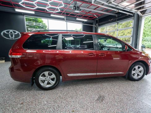 Used 2011 Toyota Sienna LE w/ Towing Pkg FWD image 4