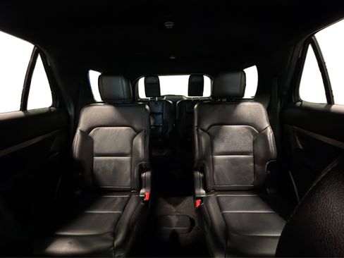 Used 2018 Ford Explorer XLT w/ Equipment Group 202A AWD/4WD image 42