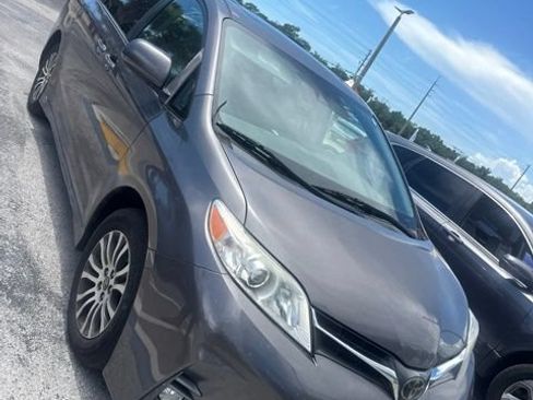 Used 2020 Toyota Sienna XLE FWD image 2
