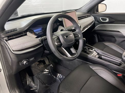 Used 2023 Jeep Compass Latitude w/ Sun and Sound Group AWD/4WD image 9