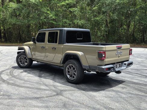 Used 2020 Jeep Gladiator Overland AWD/4WD image 4