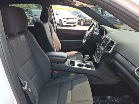 Certified 2021 Jeep Grand Cherokee Laredo AWD/4WD image 12