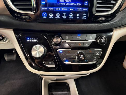 Used 2017 Chrysler Pacifica Touring-L FWD image 34