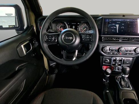 Used 2025 Jeep Gladiator Rubicon w/ Convenience Group AWD/4WD image 7