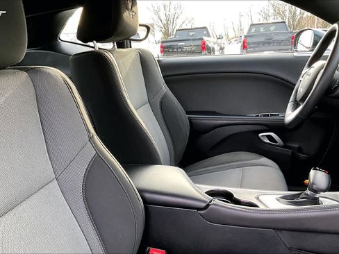 Used 2016 Dodge Challenger SXT image 9