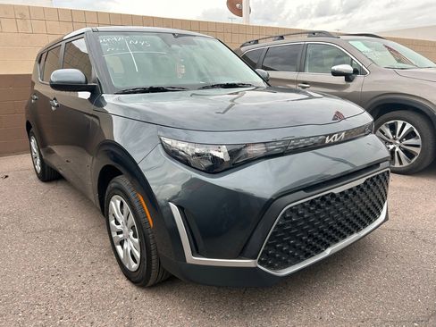 Used 2025 Kia Soul LX image 2
