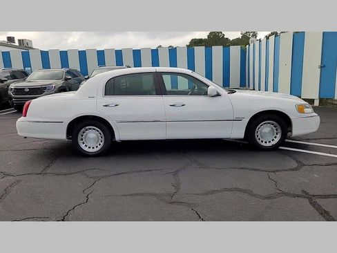 Used 2001 Lincoln Town Car Executive image 25
