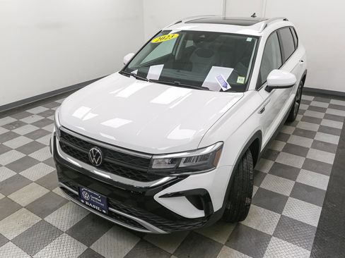 Certified 2023 Volkswagen Taos SE w/ Panoramic Sunroof Package image 7