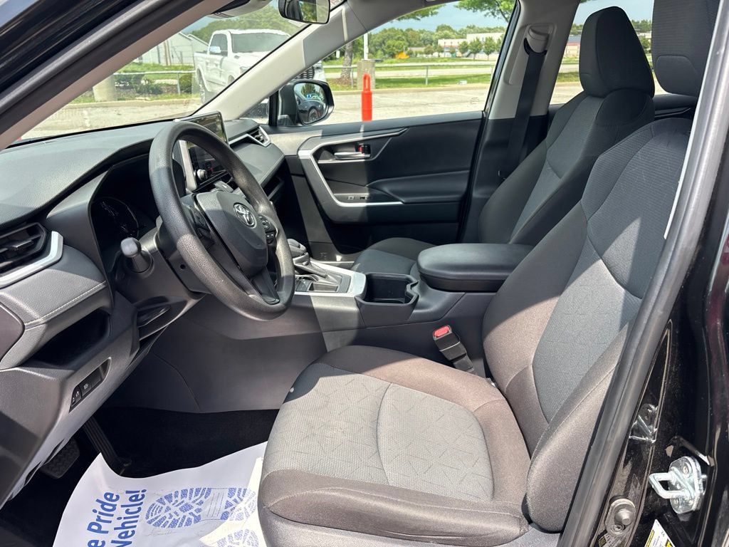 Used 2025 Toyota RAV4 XLE FWD image 35