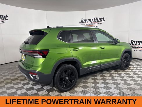 Used 2025 Volkswagen Taos SE w/ Black Wheel Package image 5